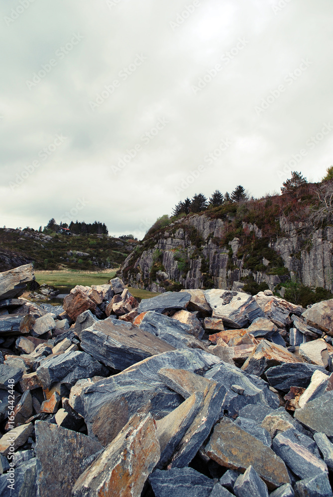Obraz premium steinige Landschaft an einem Fjord bei Bergen in Norwegen