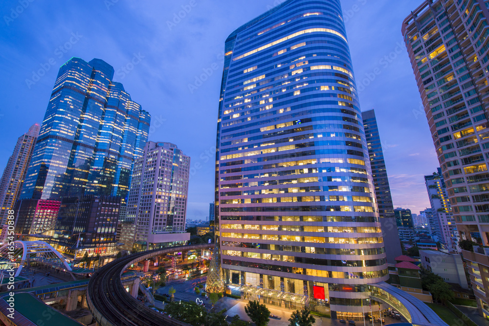 Obraz premium Bangkok business intersection at dusk. Location is Sathorn-Naratiwas road with office buildings and hotels around.