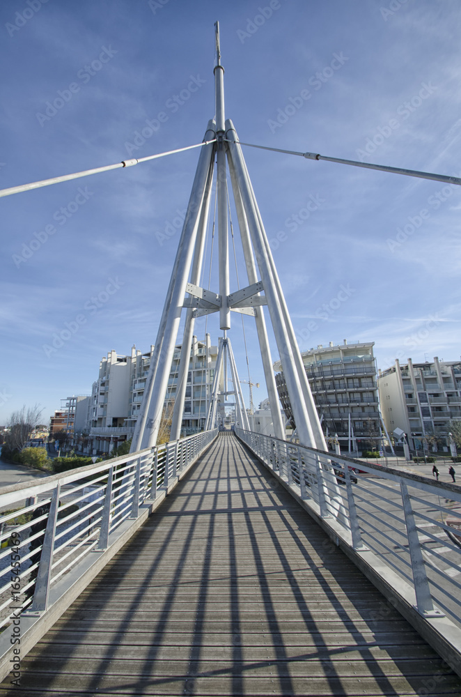 Fototapeta premium Pedestrian bridge in a modern district