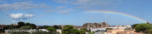 Panoramique : arc en ciel sur la Méditerranée à Port Leucate, Aude, Occitanie.