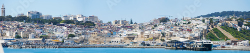 Fototapeta Naklejka Na Ścianę i Meble -  Marocco: porto e skyline di Tangeri, città marocchina sulla costa del Maghreb all'entrata occidentale dello stretto di Gibilterra, dove il Mar Mediterraneo incontra l'Oceano Atlantico