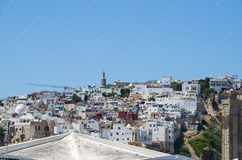 Marocco: i tetti e lo skyline della medina di Tangeri, città sulla costa del Maghreb all'ingresso occidentale dello stretto di Gibilterra