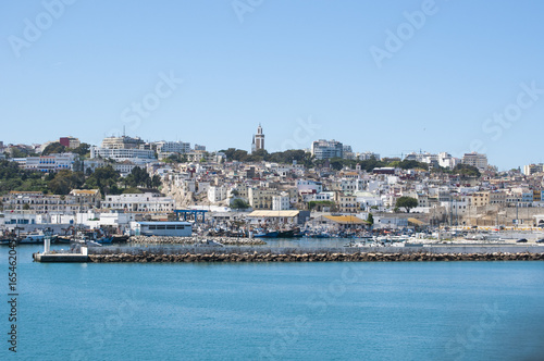 Marocco: porto e skyline di Tangeri, città marocchina sulla costa del Maghreb all'entrata occidentale dello stretto di Gibilterra, dove il Mar Mediterraneo incontra l'Oceano Atlantico © Naeblys