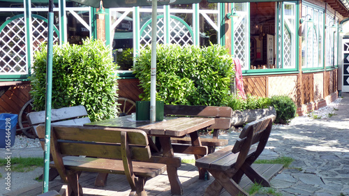 Holzstühle in einer Heuriger bei Krems in Österreich