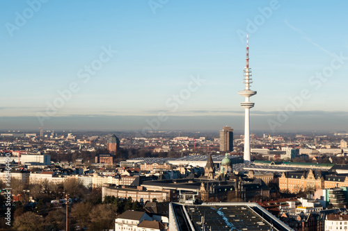 Hamburg Fernsehturm Panorama bei blauen Himmel