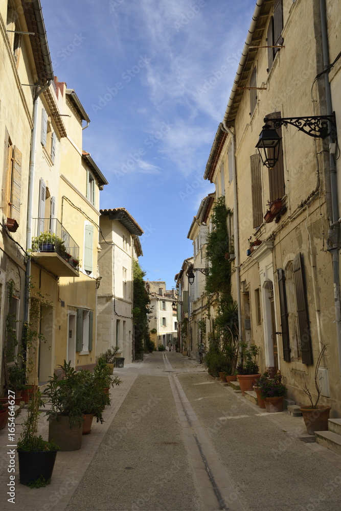 Rue du centre-ville ancien d’Arles (13), France - Street in old downtown Arles, Provence, France 