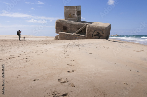 fotogarfo haciendo foto a bunker en la playa de campo soto,san fernando, cadiz