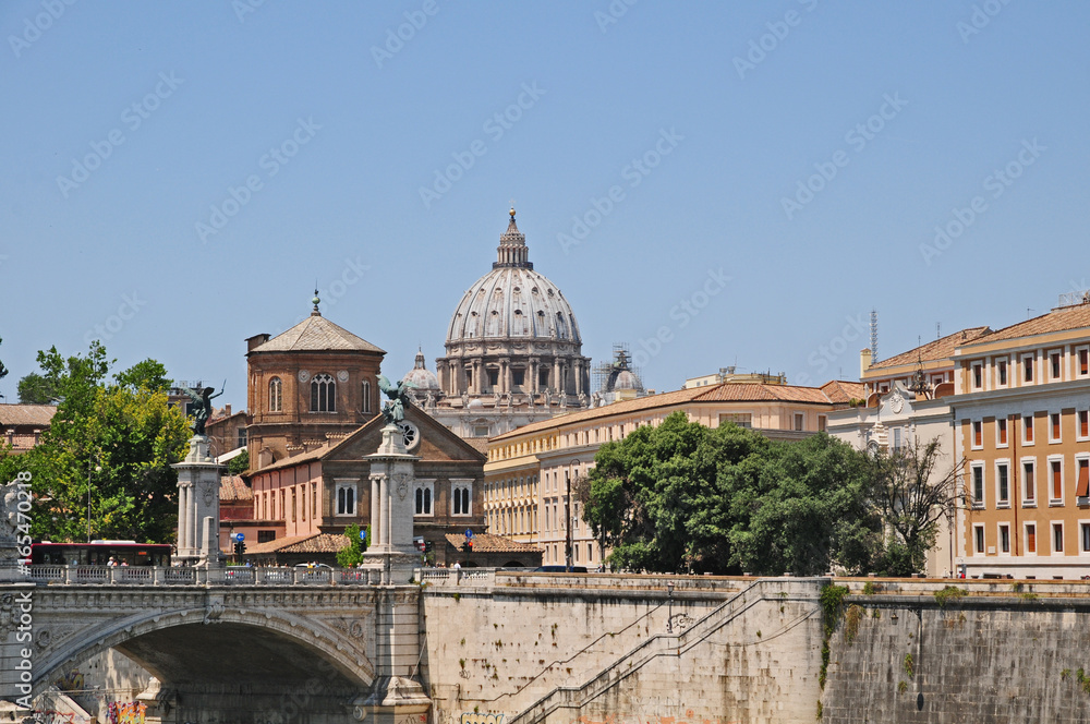 Roma, la cupola di San Pietro da ponte Sant'Angelo