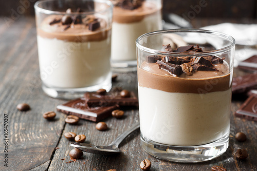 Fotografie Coffee panna cotta with chocolate sauce