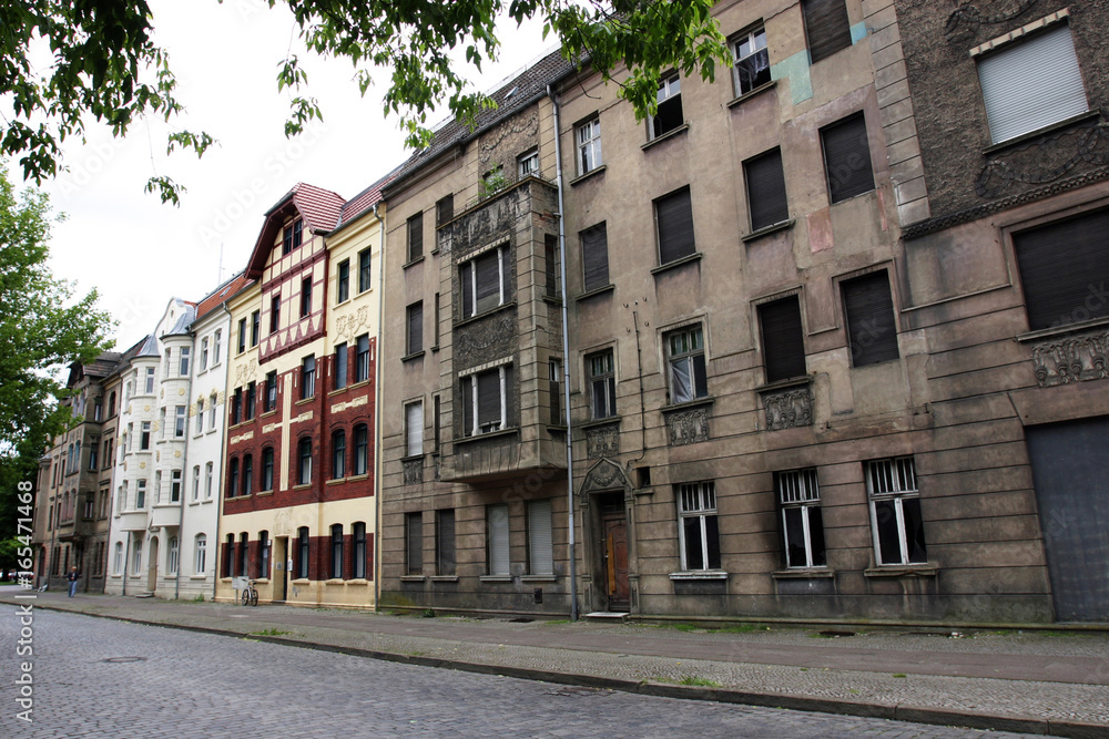 
Saniertes und unsaniertes Wohnhaus in Wittenberge