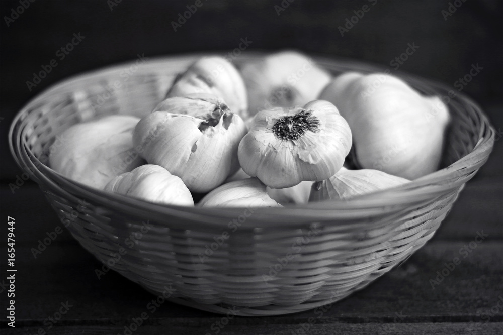 Garlic basket in black and white Garlic basket in black and white