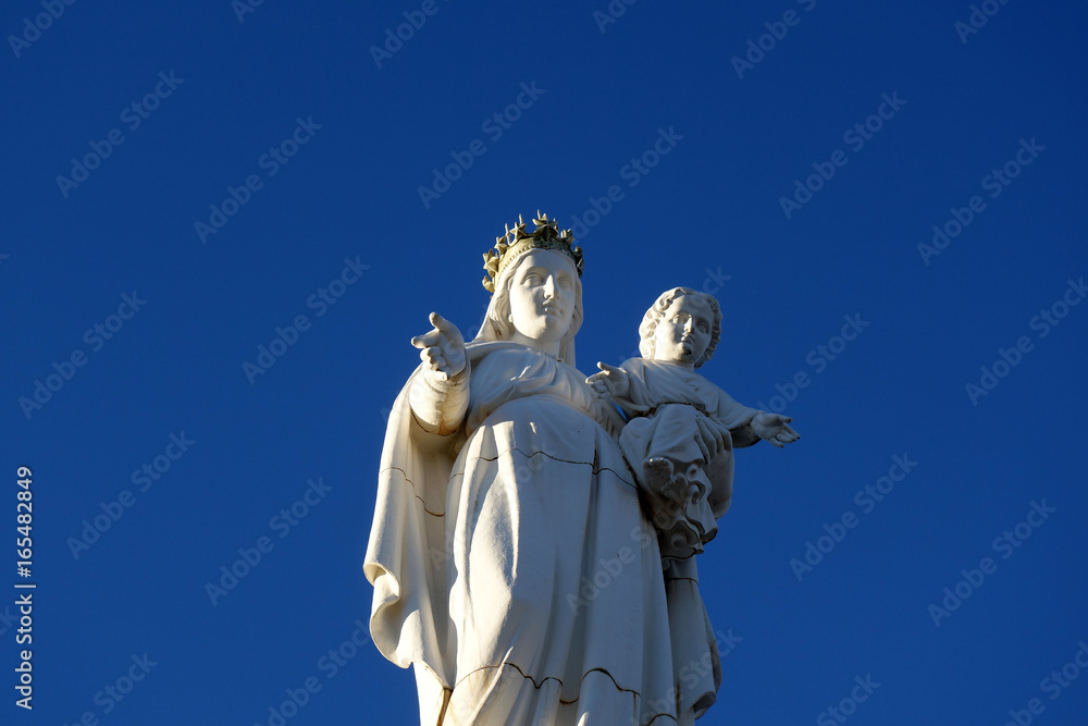 Vierge et enfant au Rocher de Bonnevie à Murat, Cantal, France