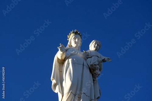 Vierge et enfant au Rocher de Bonnevie à Murat, Cantal, France photo