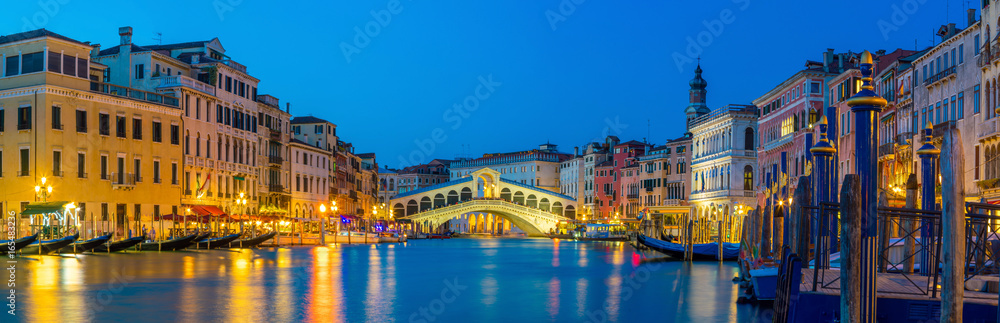 Fototapeta premium Most Rialto w Wenecji, Włochy