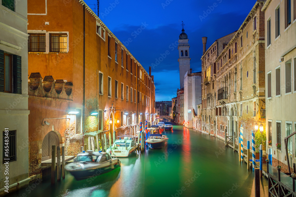 Fototapeta premium Canal in Venice Italy at night