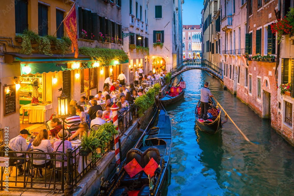 Canal in Venice Italy at night - obrazy, fototapety, plakaty 