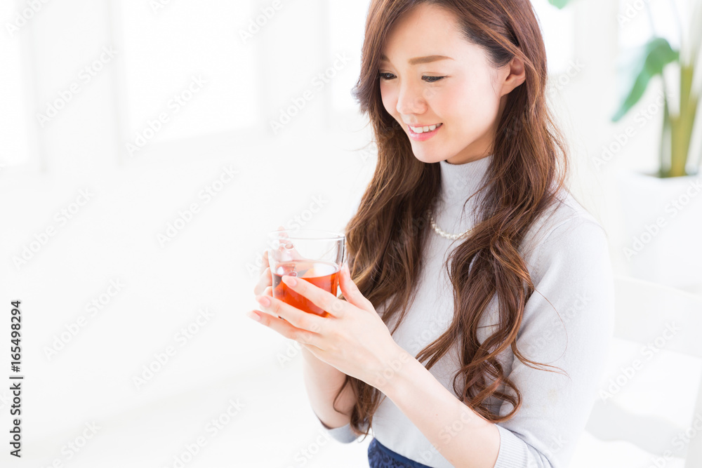 部屋でお茶を飲む女性