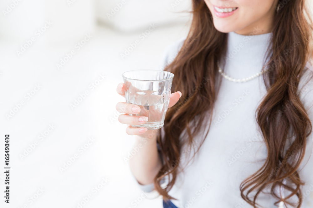 部屋で水を飲む女性 手元 部屋で水を飲む女性 手元