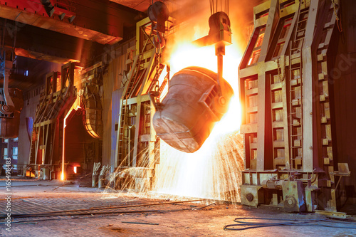 Foto Blast furnace smelting liquid steel in steel mills