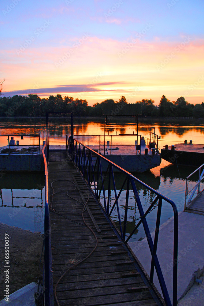 Obraz premium Sunrise at danube river.