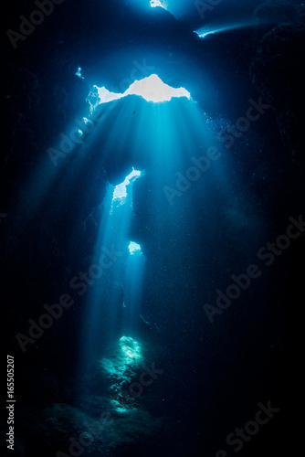 Fototapeta Naklejka Na Ścianę i Meble -  Rays of sunlight into the underwater cave
