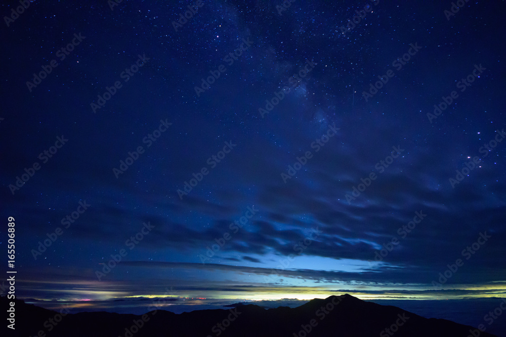 Fototapeta premium 雲海と夜景 白山室堂からの眺め