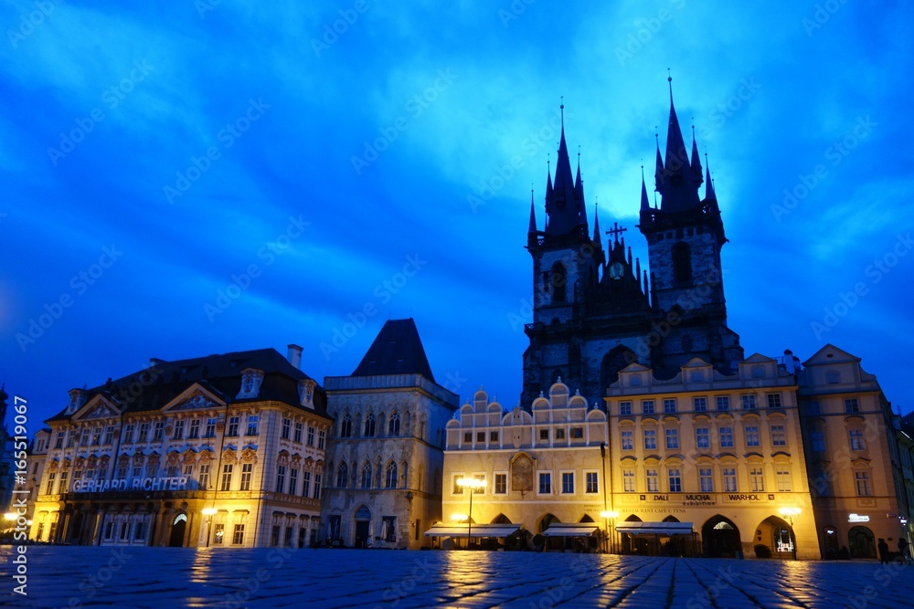 Fototapeta premium PRAGUE, CZECH REPUBLIC - JULY 25, 2017 : beautiful night cityscape of Prague's old town square.