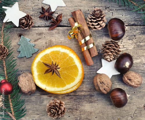 rondelles d'orange et épices sur fond bois et décoration de Noël