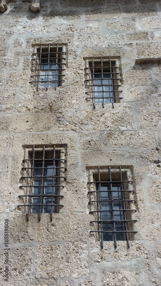 vergitterte Fenster zu einem alten Gefängnis