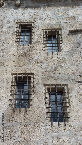 vergitterte Fenster zu einem alten Gefängnis © Kathrin