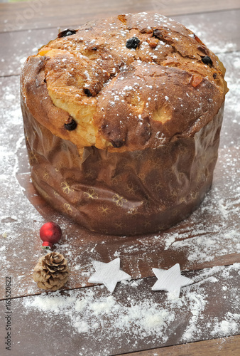 panettone sur table en bois et décoration de Noël