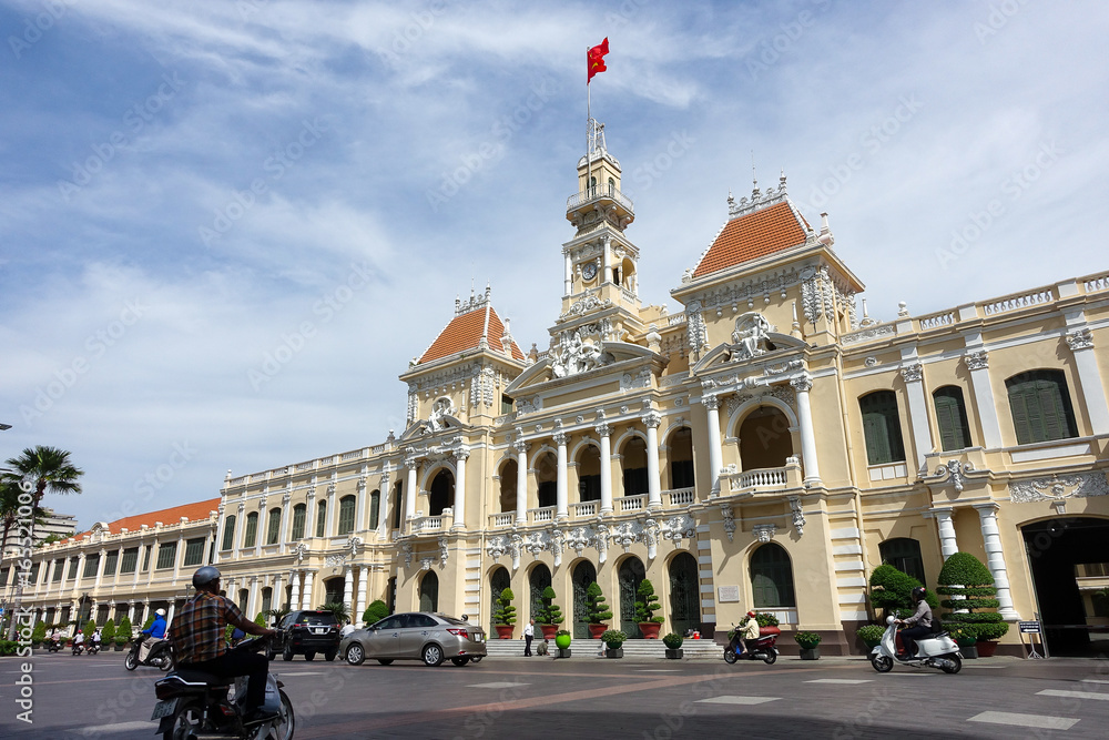 Obraz premium Ho Chi Minh City, Viet Nam - July 11, 2017: The Ho Chi Minh City Hall or Ho Chi Minh City People's Committee in sunny day, built in 1902-1908 in a French colonial style for the then city of Saigon