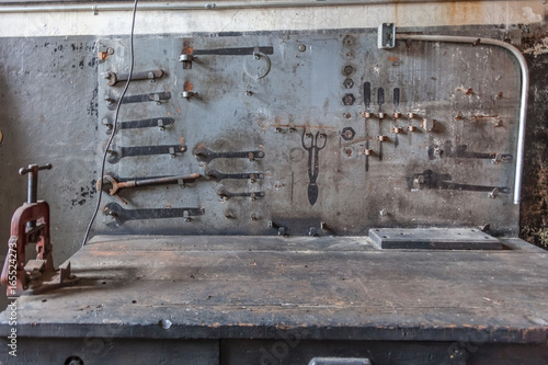 Quadro em tela workbench in abandoned factory