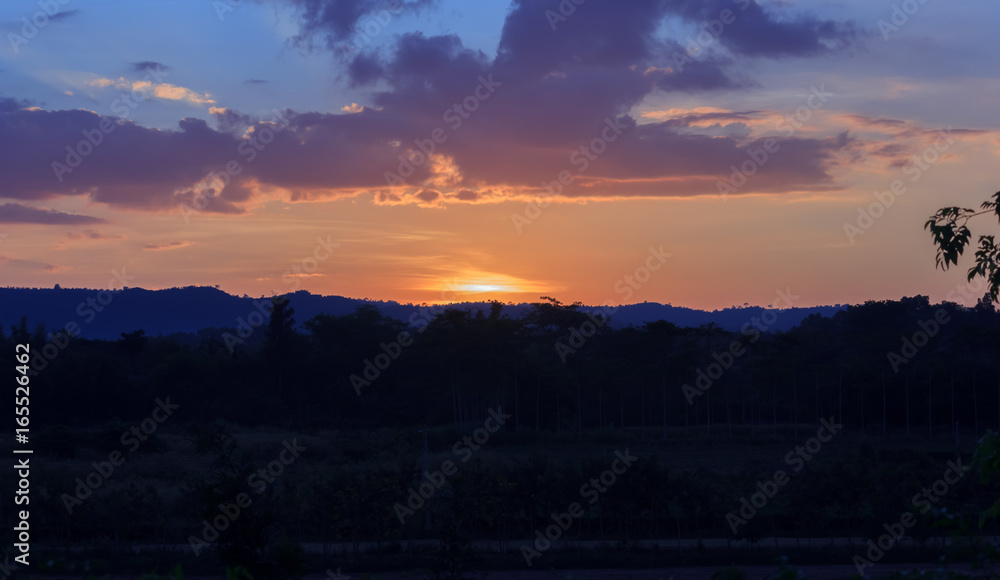 Obraz premium sunset behind the mountains