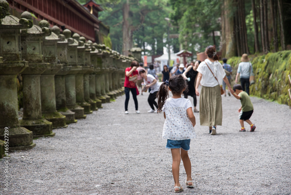 女の子の後ろ姿