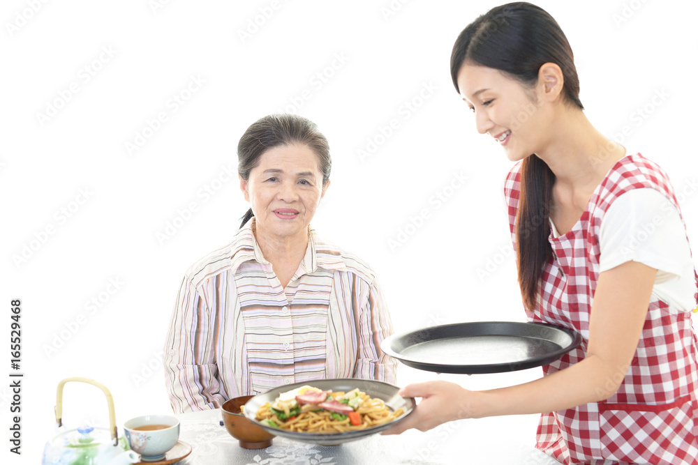 食事を楽しむ年配者