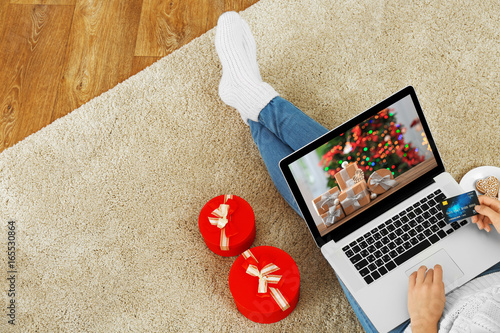 Woman ordering Christmas gi...