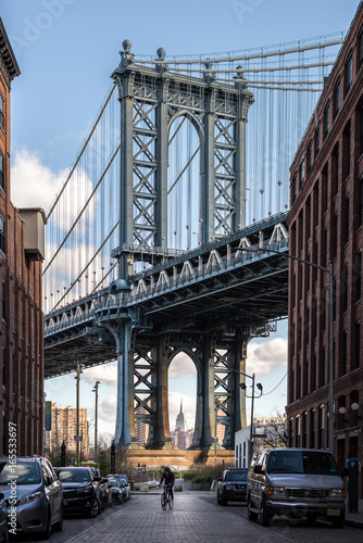 Fototapeta Naklejka Na Ścianę i Meble -  Iconic view of the Manhattan bridge in Brooklyn