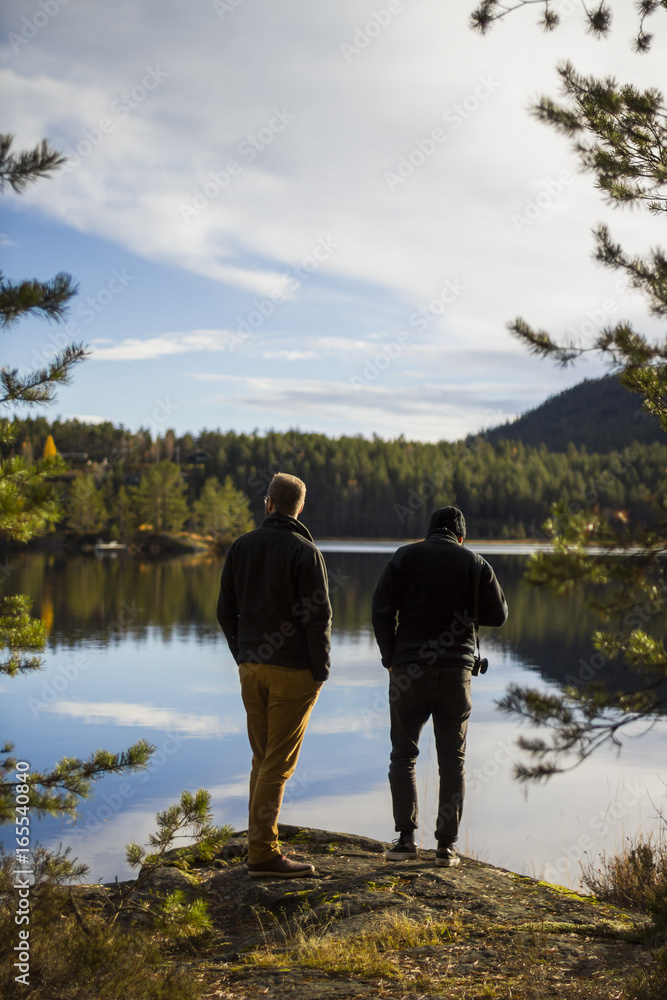 Wanderer an einem See in Norwegen