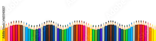 Fototapeta Fala kolorowych drewnianych ołówków na białym tle, panoramiczne tło, powrót do koncepcji szkoły