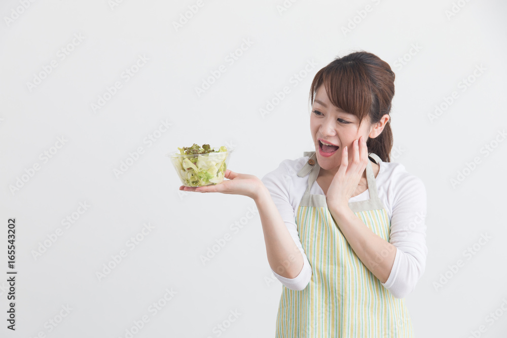 エプロン姿の女性・白バック