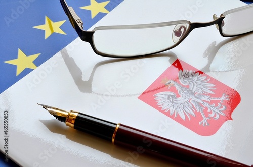godło Polski na tle flagi UE