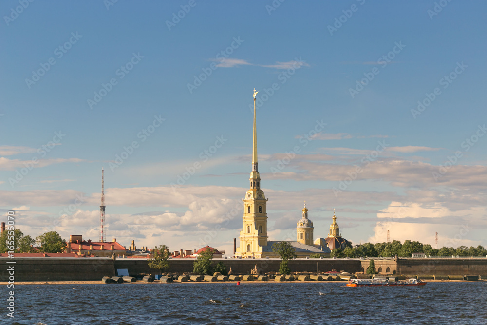 Obraz premium St. Petersburg, Russia - June 28, 2017: Panoramic view of the Neva River embankment in St. Petersburg.