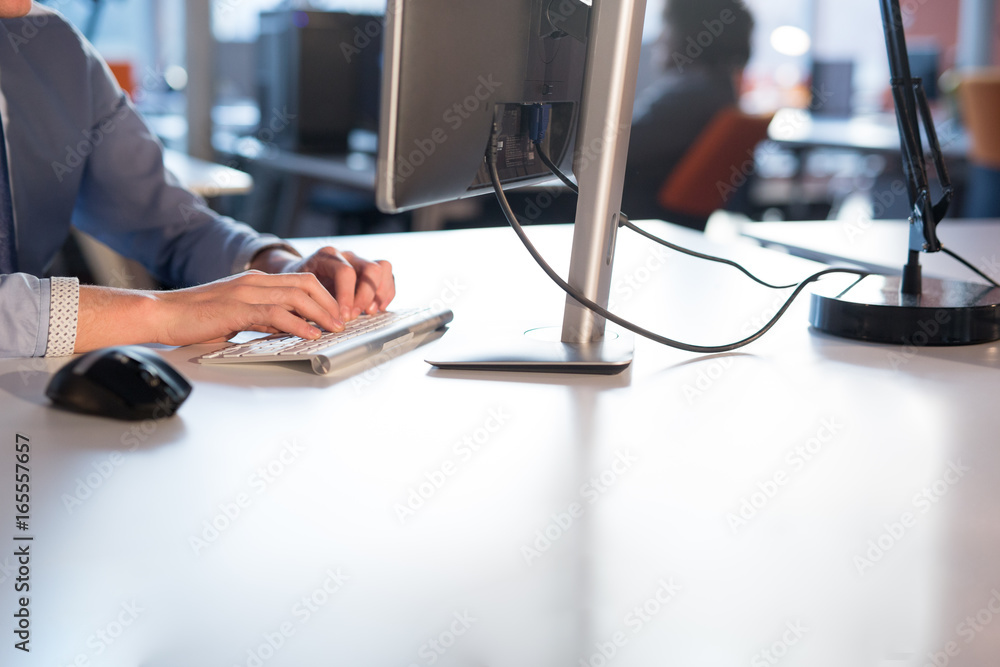 Naklejka premium businessman working using a computer in startup office