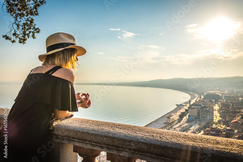 Femme regardant l'horizon au point de vue de la colline du château, Nice, France photo