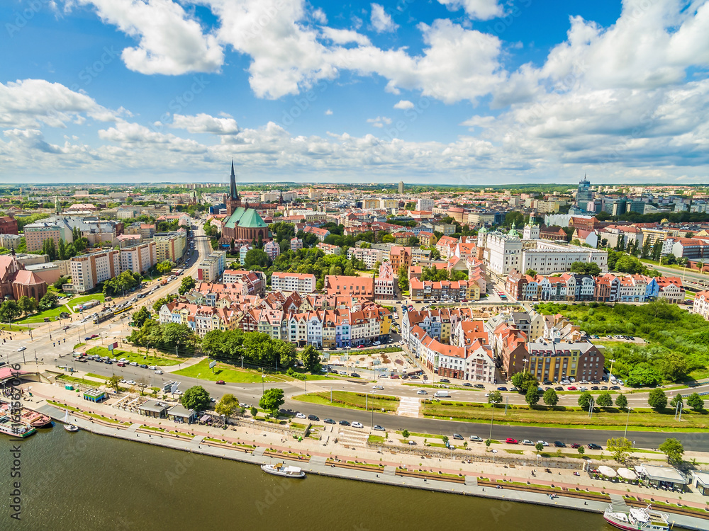 Szczecin - nabrzeże Wielickie z lotu ptaka. Krajobraz starego miasta z widoczną bazyliką i zamkiem.