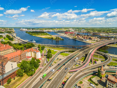 Szczecin z lotu ptaka. Krajobraz miejski z rzeką Odrą i mostem Łabudy i wyspą Grodzką.