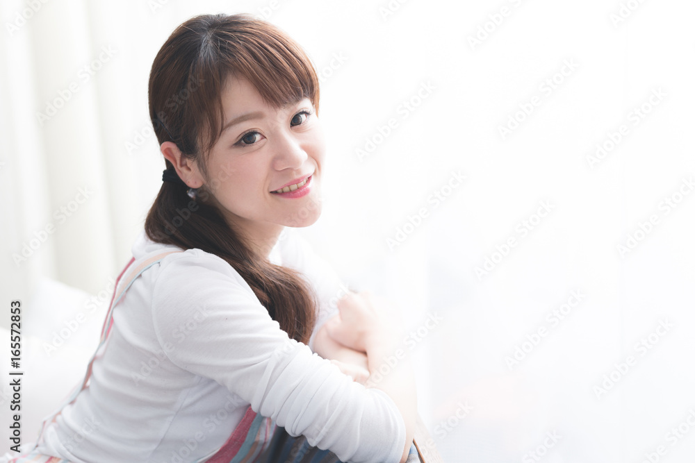 エプロン姿の女性 エプロン姿の女性