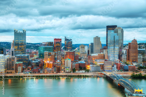 Foto Pittsburgh cityscape with the Ohio river