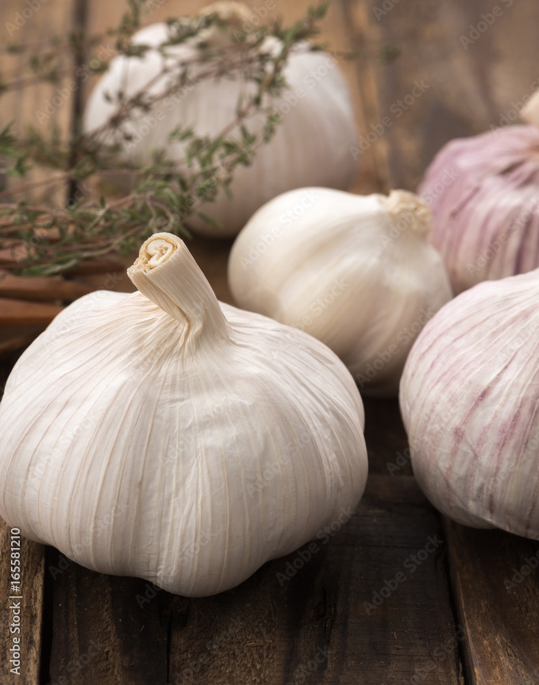 Obraz premium garlic on wood